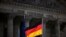 FILE: Bendera nasional Jerman di depan gedung Reichstag, kantor majelis rendah parlemen Bundestag, di Berlin, Jerman, 5 April 2022. (REUTERS/Lisi Niesner)