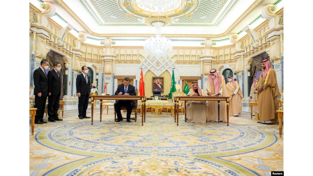 Raja Saudi Salman bin Abdulaziz dan Presiden China Xi Jinping menandatangani dokumen selama pertemuan di Riyadh, Arab Saudi 8 Desember 2022. (Bandar Algaloud/Courtesy of Saudi Royal Court/Handout via REUTERS)