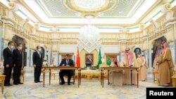 사우디아라비아 수도 리야드에서 8일 시진핑 중국 국가주석 (중앙 왼쪽)과 살만 사우디 국왕이 '포괄적 전략동반자협정'에 서명하고 있다.