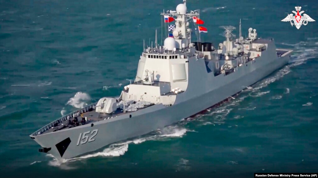 俄罗斯国防部发布照片显示中俄海军在东中国海海域举行联合军演。（2022年12月22日）(photo:VOA)