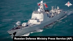 俄罗斯国防部发布照片显示中俄海军在东中国海海域举行联合军演。（2022年12月22日）