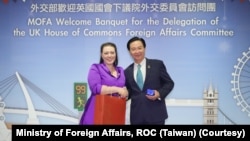 台灣外長吳釗燮在台北會晤到訪的英國國會下議院外交委員會主席卡恩斯（Alicia Kearns）。（2022年11月30日）