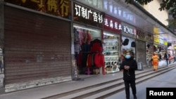 中国政府放松疫情管控后行人稀稀落落的武汉街头。(2022年12月10日)
