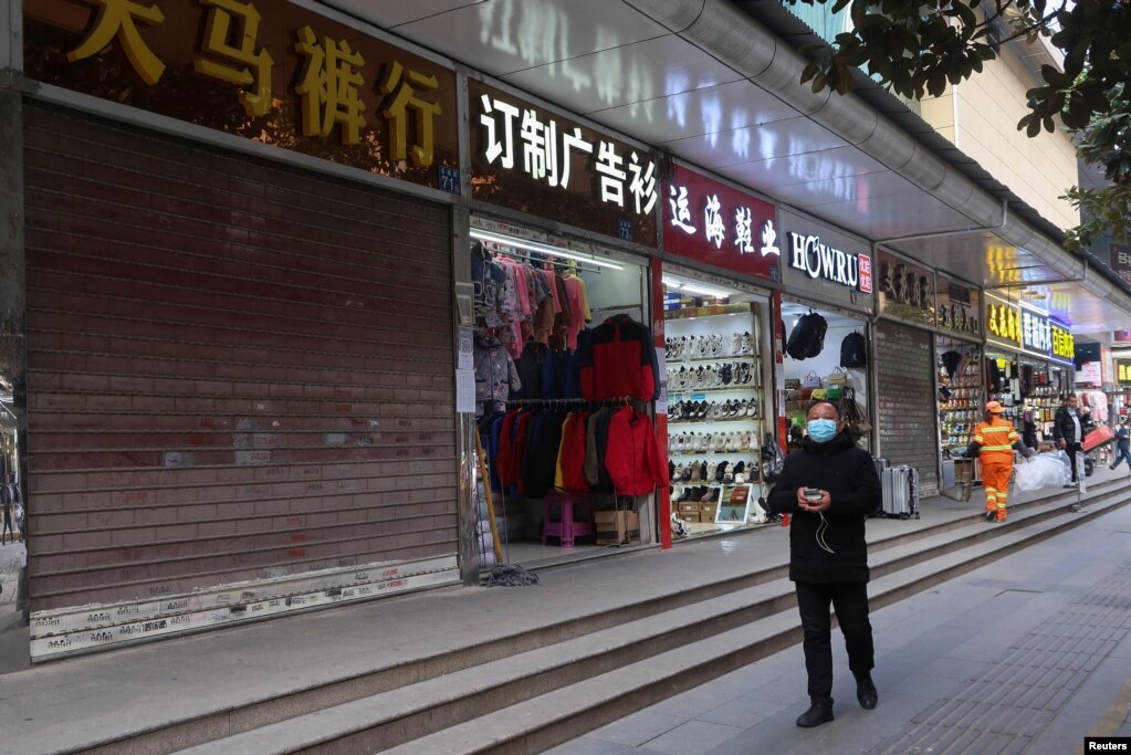 中国政府放松疫情管控后的武汉街头。(2022年12月10日)(photo:VOA)