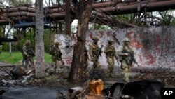 Архівне фото: російські війська на зруйнованому заводі "Іллісталь" в Маріуполі, травень 2022 року