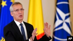 El secretario general de la OTAN, Jens Stoltenberg, dijo que "todos estamos pagando un precio por la guerra de Rusia contra Ucrania. Pero el precio que pagamos es en dinero, mientras que el precio que pagan los ucranianos es un precio pagado en sangre".