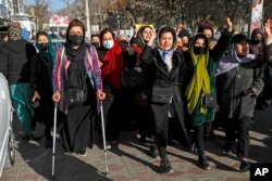 کابل میں یونیورسٹیوں میں خواتین کے داخلے پر پابندی کے خلاف خواتین کا کابل میں احتجاجی مظاہرہ۔ 22 دسمبر 2023