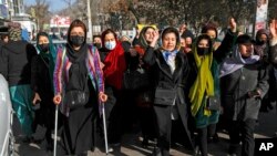 تجمع جمعی از زنان افغانستانی در اعتراض به ممنوعیت تحصیل زنان در دانشگاه‌ها. کابل، ٢٢ دسامبر ٢٠٢٢