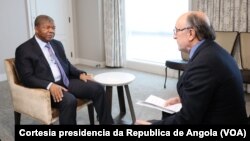 Presidente angolano, João Lourenço, (esq), fala com João Santa Rita, da VOA, Washington, 16 Dezembro 2022
