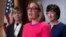 Thượng nghị sĩ Kyrsten Sinema, bang Arizona, tại điện Capitol ở Washington, 29/11/2022.