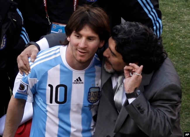 Legenda sepak bola Argentina Diego Maradona, kanan, melatih Lionel Messi pada Piala Dunia di Johannesburg, Afrika Selatan, 17 Juni 2010. (Foto: AP)