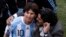 Lionel Messi và huyền thoại bóng đá Argentina  Diego Maradona, huấn luyện viên đội tuyển Argentina tại World Cup ở Johannesburg, Nam Phi, ngày 17/6/2010. 