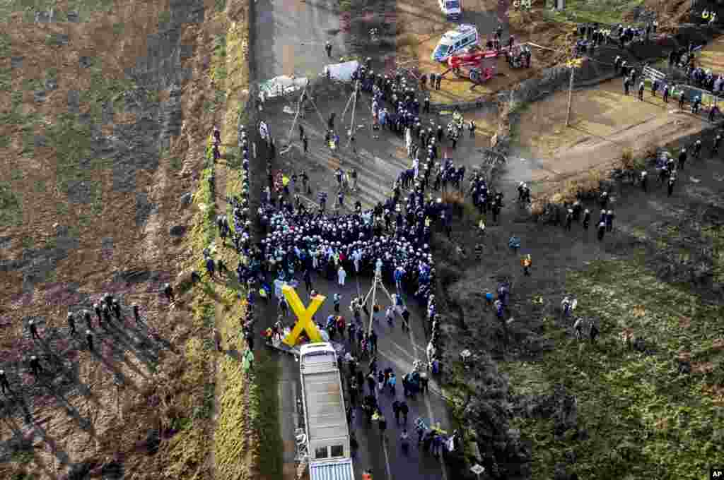 Police officers and demonstrators are seen on a road at the village Luetzerath near Erkelenz, Germany. Luetzerath is occupied by climate activists fighting against the demolishing of the village to expand the Garzweiler lignite coal mine near the Dutch border.&nbsp;