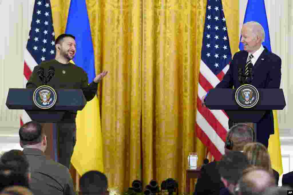 El presidente Biden y el presidente ucraniano Zelenskyy dieron una conferencia de prensa para resumir la reunión en el Salón Este de la Casa Blanca.