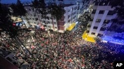 Aficionados al fútbol de Marruecos celebran después de que su selección nacional venciera a Canadá 2-1 y clasificara a las etapas eliminatorias en un partido de fútbol de la Copa Mundial jugado en Qatar, en Rabat, Marruecos, el jueves 1 de diciembre de 2022.