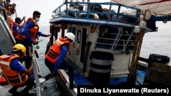 Tim patroli Angkatan Laut Sri Lanka memeriksa kapal penangkap ikan selama operasi pencarian acak, di tengah krisis ekonomi negara itu, di Kolombo, Sri Lanka, 29 Juli 2022. (Foto: REUTERS/Dinuka Liyanawatte)