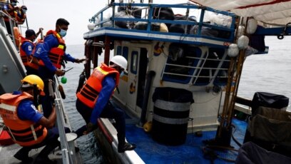 Tim patroli Angkatan Laut Sri Lanka memeriksa kapal penangkap ikan selama operasi pencarian acak, di tengah krisis ekonomi negara itu, di Kolombo, Sri Lanka, 29 Juli 2022. (Foto: REUTERS/Dinuka Liyanawatte)