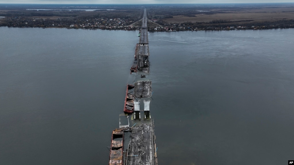 Cầu Antonivsky bị tàn phá ở Kherson, Ukraine, 27/11/2022.