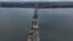 Cầu Antonivsky bị tàn phá ở Kherson, Ukraine, 27/11/2022.
