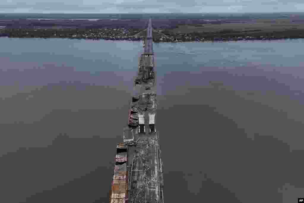 General view of the damaged Antonivsky Bridge in Kherson, Ukraine.&nbsp;The bridge, the main crossing point over the Dnipro river in Kherson, was destroyed by Russian troops in earlier November, after Kremlin&#39;s forces withdrew from the southern city.&nbsp;