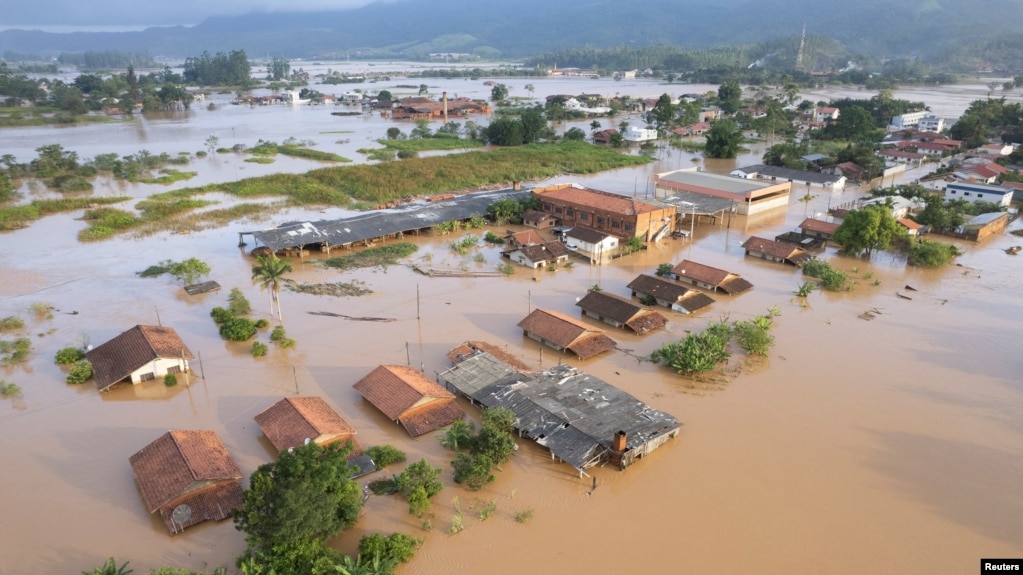 Kawasan terdampak banjir setelah hujan lebat mengguyur Canelinha, di negara bagian Santa Catarina, Brazil, 1 Desember 2022. (REUTERS/Anderson Coelho)