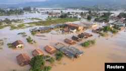 Kawasan terdampak banjir setelah hujan lebat mengguyur Canelinha, di negara bagian Santa Catarina, Brazil, 1 Desember 2022. (REUTERS/Anderson Coelho)