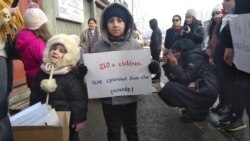 Հումանիտար աղետից ԼՂ-ում տուժում է շուրջ 30 հազար երեխա. Մայրերը բողոքի ցույց են արել Ստեփանակերտի Կարմիր խաչի դիմաց 