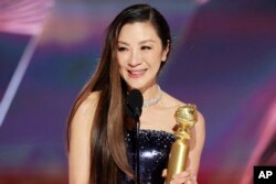 Aktris Michelle Yeoh aksepte pri Glob D'or pou Meye Aktris nan yon film pou "Everything Everywhere All at Once," pandan 80em seremoni anyel pri Glob D'or yo, Golden Globes, nan Beverly Hills, Kalifoni, 10 Janvye 2023.