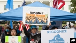 El Movimiento del Despertar de Turkistán Oriental realiza una manifestación frente a la Casa Blanca contra la supuesta opresión de los uigures en la provincia occidental de Xinjiang por parte del gobierno chino, coincidiendo con el 73º Día Nacional de la República Popular China en Washington, el 1 de octubre de 2022.