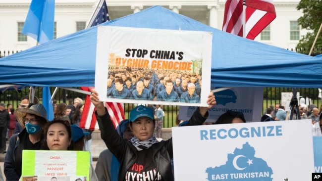 El Movimiento del Despertar de Turkistán Oriental realiza una manifestación frente a la Casa Blanca contra la supuesta opresión de los uigures en la provincia occidental de Xinjiang por parte del gobierno chino, coincidiendo con el 73º Día Nacional de la República Popular China en Washington, el 1 de octubre de 2022.