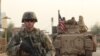 美军士兵与叙利亚民主军武装人员共同巡逻反政府军控制的叙利亚东北部。（2022年12月16日）