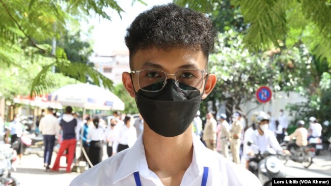 យុវជន​ម្នាក់​ឈ្មោះ គ្រីស្នា បញ្ញាពេជ្រ អាយុ១៩​ឆ្នាំ​ផ្តល់​បទសម្ភាសន៍​ដល់​វីអូអេ​នៅ​ពេល​ចេញ​ពី​ប្រឡង​សញ្ញាបត្រ​មធ្យម​សិក្សា​ទុតិយភូមិ​នៅ​វិទ្យាល័យ​ព្រះស៊ីសុវត្ថិ​នៅ​ថ្ងៃទី៥ ខែធ្នូ ឆ្នាំ២០២២។ (លាស់ លីបលីប/វីអូអេ)