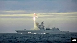 資料照片: 2022年5月28日俄羅斯從巴倫支海的一艘護衛艦上發射一枚新型「鋯石」高超音速巡航導彈