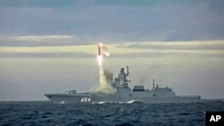 俄羅斯國防部新聞局2022年5月28號公佈的視頻截屏。在巴倫支海一艘俄羅斯導彈護衛艦成功發射一枚“鋯石”高超音速巡航導彈。美聯社提供截屏。