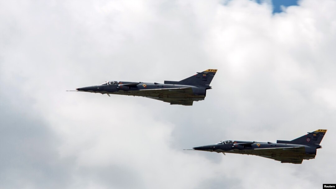 ARCHIVO - Dos aviones de combate Kfir vuelan durante el festival aéreo F-Air Colombia 2019 en Rionegro, Colombia, en de julio de 2019. 