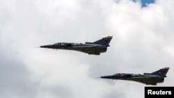 ARCHIVO - Dos aviones de combate Kfir vuelan durante el festival aéreo F-Air Colombia 2019 en Rionegro, Colombia, en de julio de 2019. 