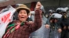 Una mujer andina grita consignas frente a la policía durante una protesta contra el gobierno de Perú, en Lima, el 15 de junio de 2011.