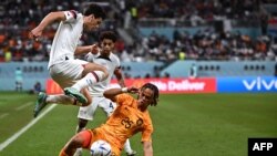 El delantero de EEUU, Giovanni Reyna, lucha por el balón con el mediocampista de Holanda, Xavi Simons, durante el partido de octavos de final de la Copa Mundial de Qatar 2022 en el Estadio Internacional Khalifa en Doha el 3 de diciembre de 2022.