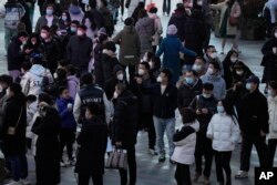 北京市民走上街頭重返商場購物。（2023年1月1日）