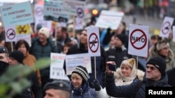 Одна з проросійських демонстрацій у Німеччині. Її учасники протестують проти санкцій щодо Росії, проти поставок зброї Україні, проти участі Німеччини у НАТО. Кельн, Німеччина, 4 грудня 2022 року.