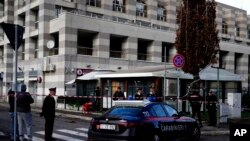 Sejumlah petugas kepolisian Italia berpatroli di depan sebuah bar di Roma, pada 11 Desember 2022, di mana insiden penembakan berlangsung yang menewaskan tiga orang. (Foto: AP/Gregorio Borgia)