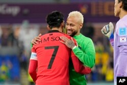 Jwe vedet Sid Koreyen Son Heung-min salye vedet Brezilyen Neymar nan komansman match Brezil-Kore di Sid la nan Mondyal Foutbol Qatar la, Lendi 5 Desanm, 2022.