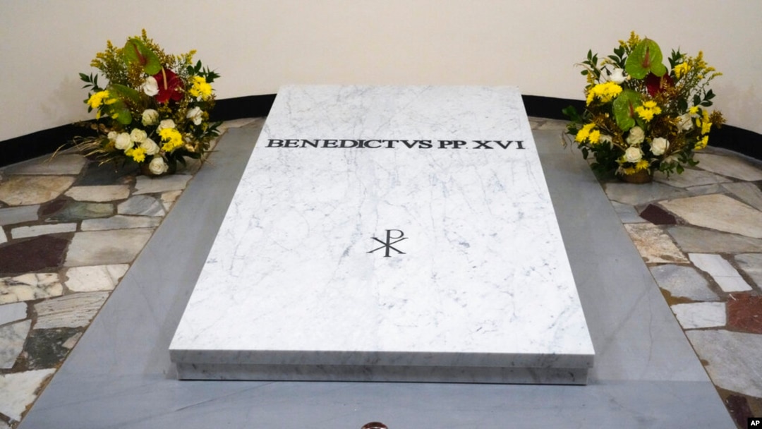 Makam mendiang Paus Emeritus Benediktus XVI di dalam gua Basilika Santo Petrus, di Vatikan, 8 Januari 2023.