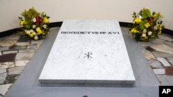 Makam mendiang Paus Emeritus Benediktus XVI di dalam gua Basilika Santo Petrus, di Vatikan, 8 Januari 2023.