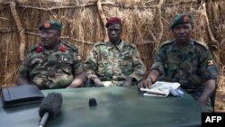 Un soldat a également été tué dans les combats, qui étaient "toujours en cours" mardi matin, selon M. Kulayigye.
