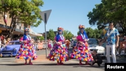Personas que visten trajes inspirados en Elvis Presley participan en el desfile del Festival Parkes Elvis en Parkes, Australia, el 7 de enero de 2023. REUTERS