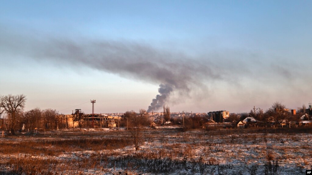 Khói lửa do pháo kích ở Soledar, vùng Donetsk, Ukraine, 8/1/2023. 