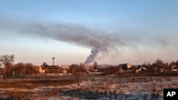 Asap mengepul di Soledar, lokasi pertempuran sengit antara pasukan Ukraina dan Rusia di wilayah Donetsk, Ukraina, Minggu, 8 Januari 2023. (Foto: AP/Roman Chop)