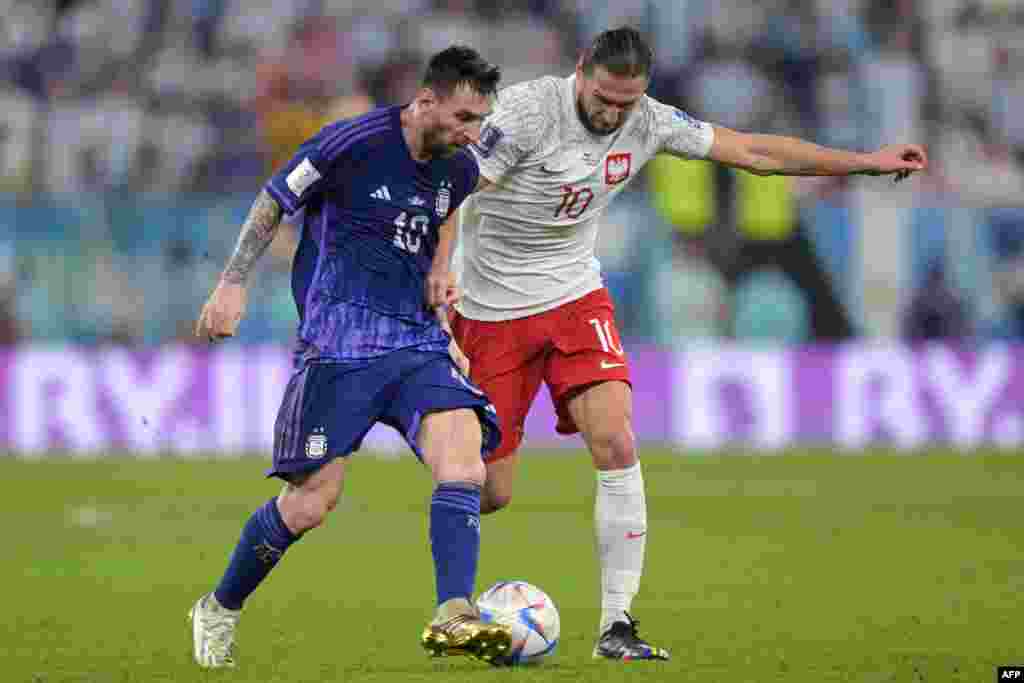 Attaquant ya Argentine #10 Lionel Messi na attaquant ya Pologne #09 Robert Lewandowski bazali kowelela ndembo na match ya groupe D ya Mondial Qatae 2022 na stade 974, Doha, 30 novembre 2022. (Photo JUAN MABROMATA / AFP)