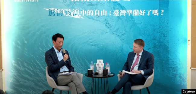 前白宮國安會亞太事務資深主任博明(右)和台灣前參謀總長李喜明(左)1月12日就“台灣準備好了嗎?”為題於台北進行深度對談。 (提供照片:位於台北的政治大學社科院)